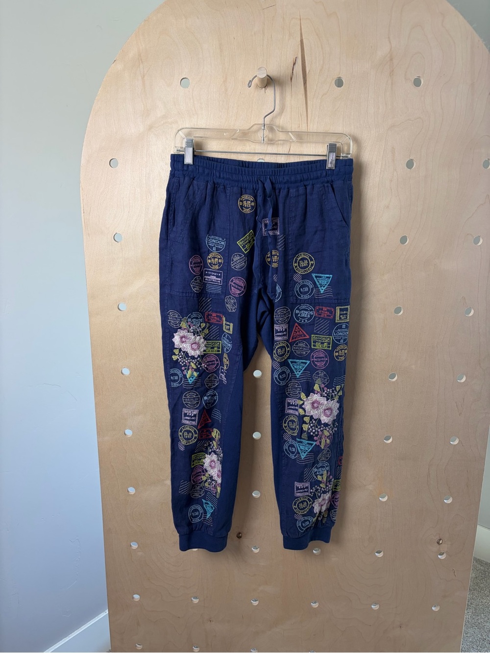 HTF JOHNNY WAS Pete & Greta Blue Travel Stamp Embroidered Linen Joggers Size XS - Picture 2 of 7